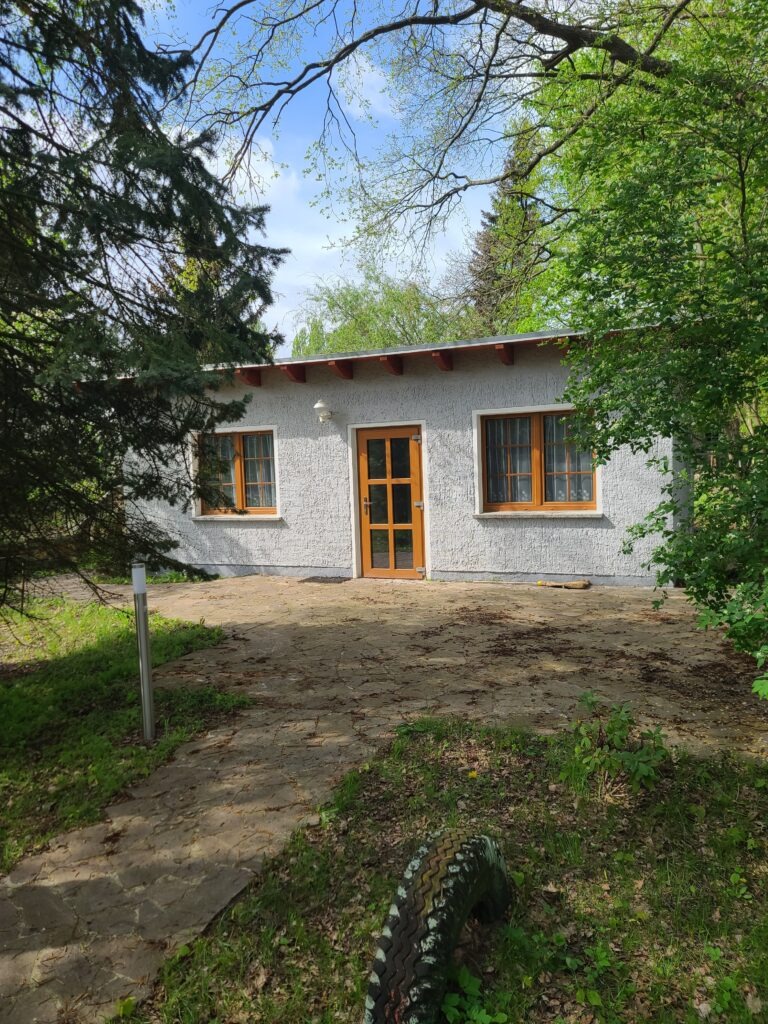 Bungalow in Hennickendorf mit eingezäuntem Garten und Seeblick bei Berlin
