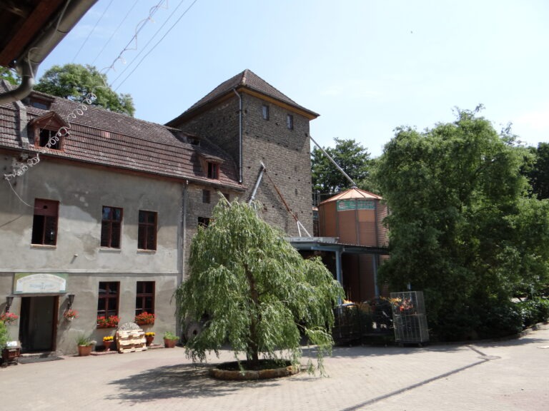 Innenhof der Mühle Lemke in Hennickendorf mit Hofladen und Café