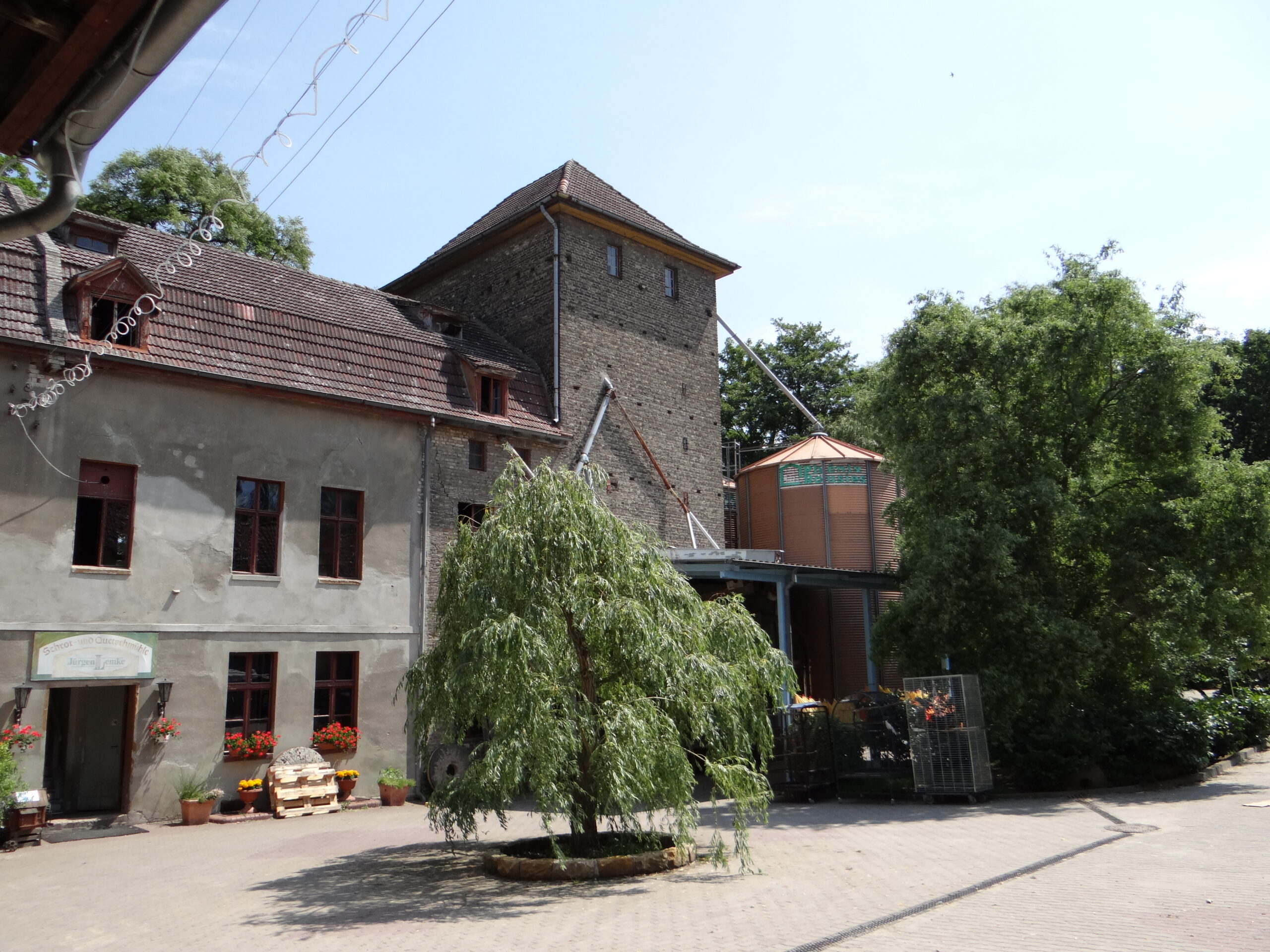 Innenhof der Mühle Lemke in Hennickendorf mit Hofladen und Café