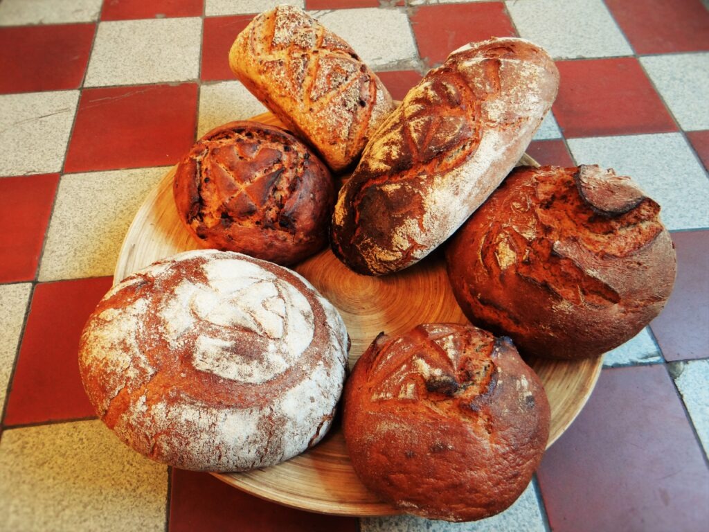 Frisches Sauerteigbrot aus traditioneller Herstellung