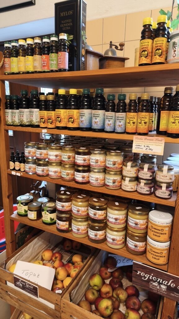 Leinöl aus eigener Produktion in der Mühle Lemke