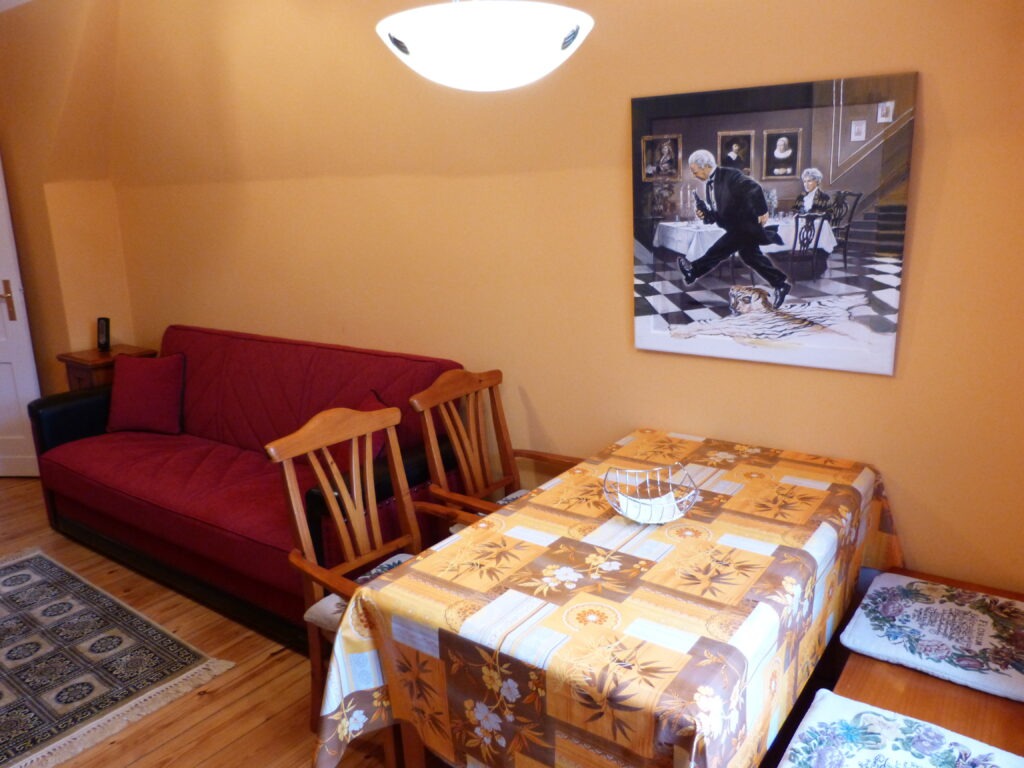 Wohnbereich einer Ferienwohnung mit Blick ins Grüne bei Berlin