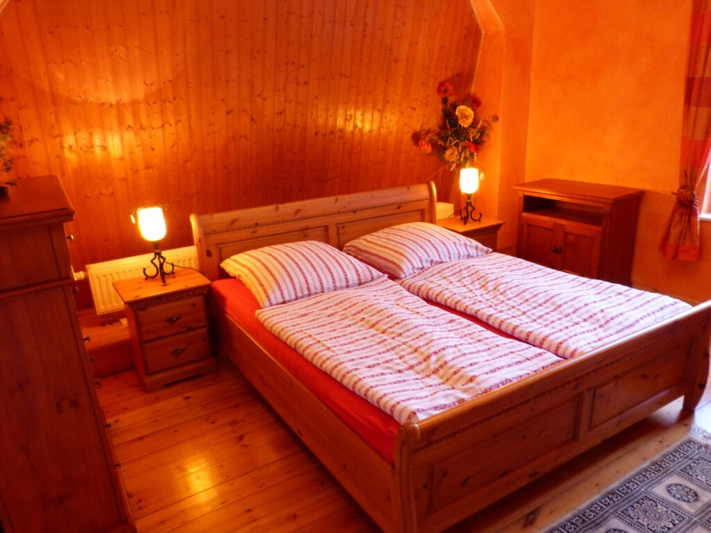 Schlafzimmer in stilvoller Ferienwohnung in historischer Mühle Brandenburg
