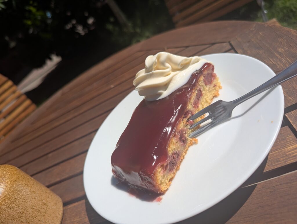Hausgemachter Kuchen und Kaffee im Hofladen