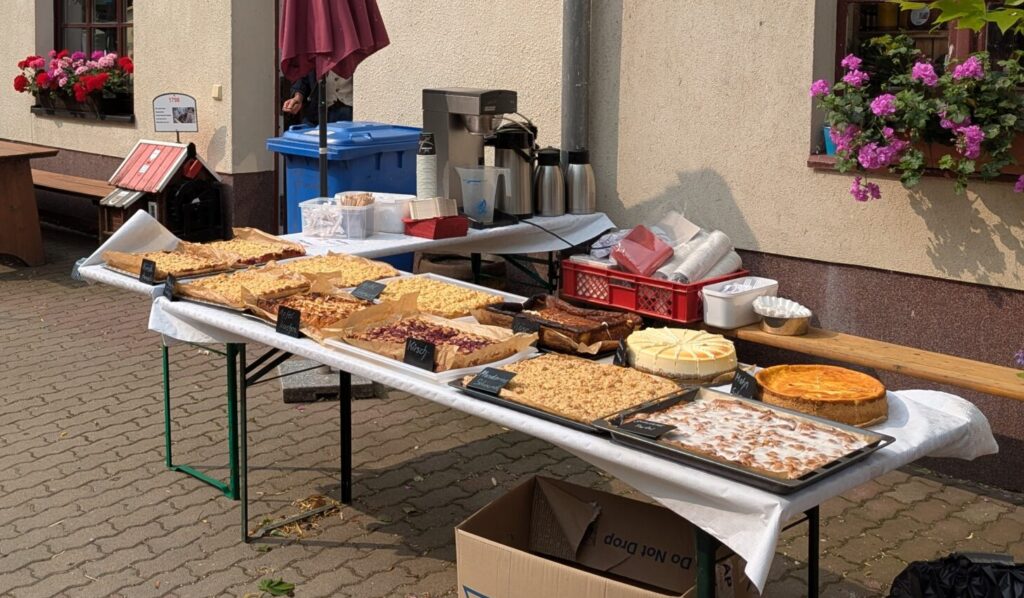 Kaffee und hausgemachter Kuchen beim Hoffest auf der Mühle Lemke in Brandenburg