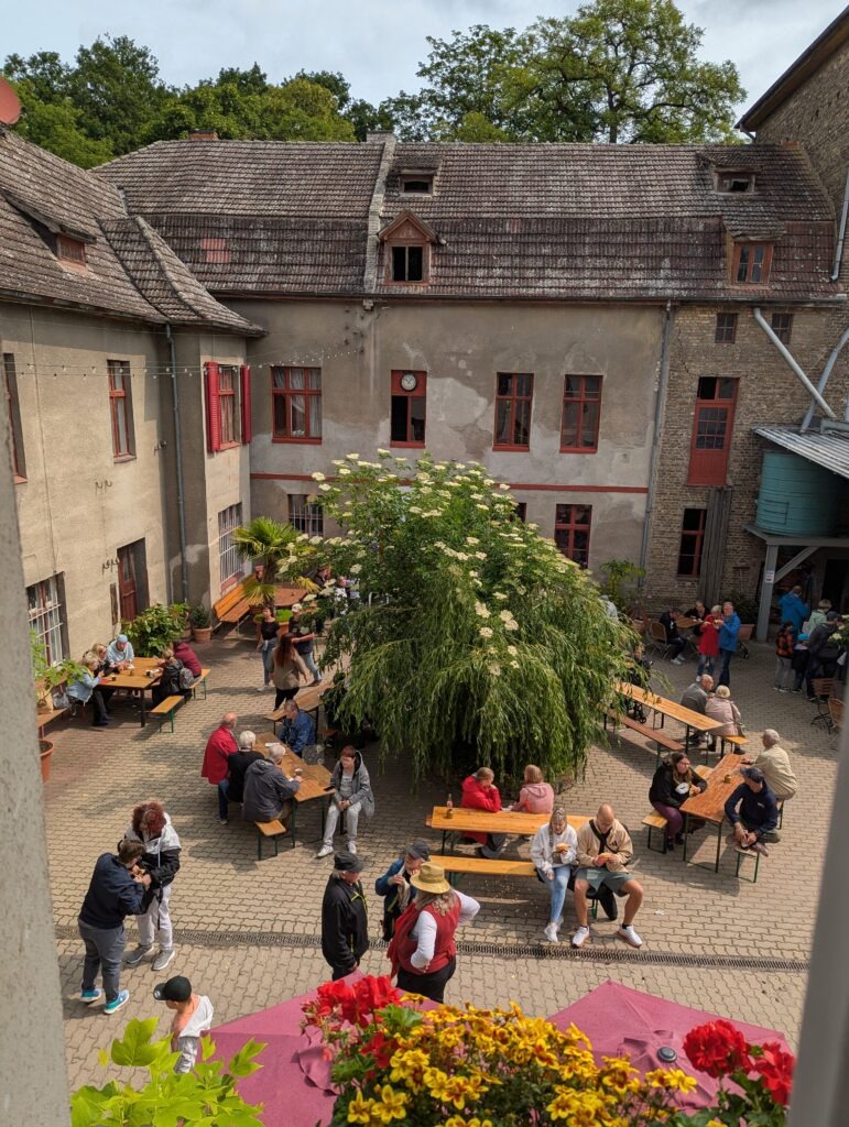 Besucher beim Hoffest auf der Mühle Lemke in Hennickendorf am Deutschen Mühlentag